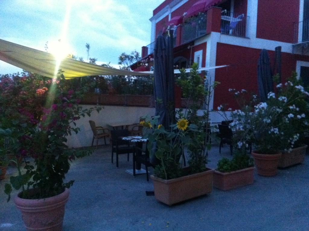 Hotel Villa Iulia Ventotene Kültér fotó
