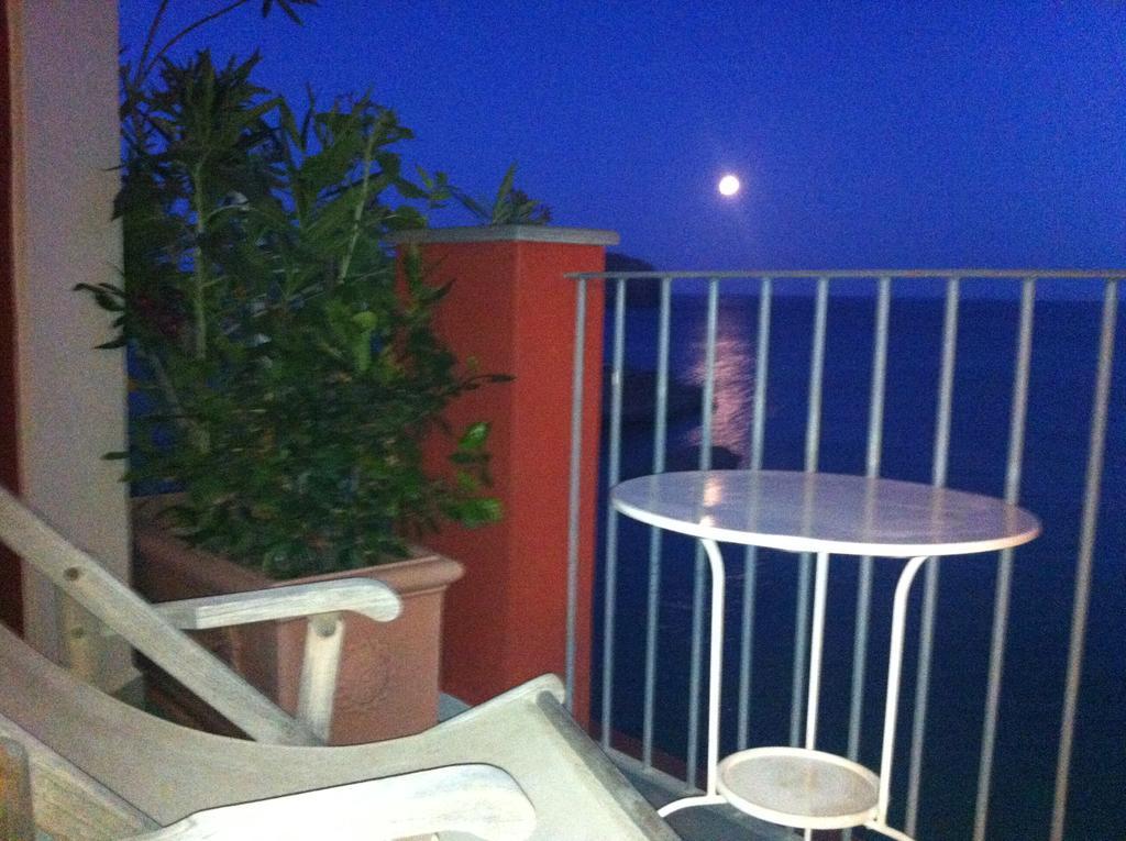 Hotel Villa Iulia Ventotene Kültér fotó